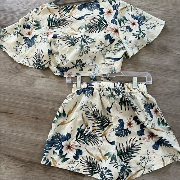 Women's Summer Floral and Print Crop Wrap Top with Shorts Casual Sexy Outfits - Picture 3 of 8
